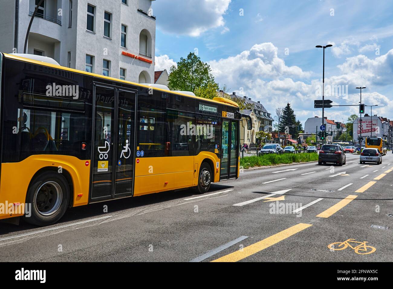 Berlin, Deutschland - 8. Mai 2021: Straßenszene mit temporär bemaltem Radweg in Berlin. Der Fokus liegt auf dem gelben Fahrradsymbol auf dem Asphalt. Stockfoto