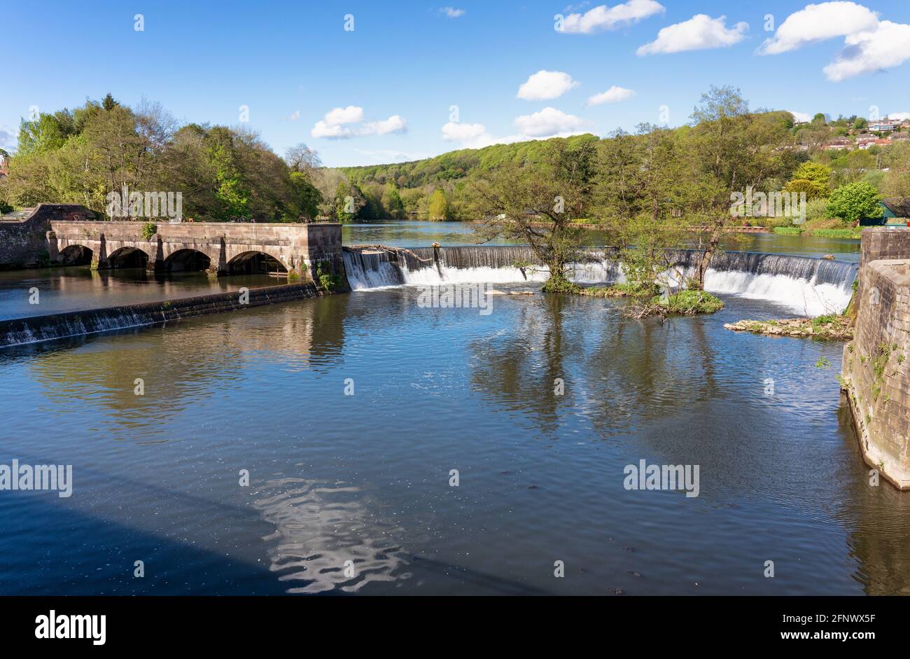 Große Hufeisenwier in Belper North Mill, auch bekannt als Strutt's North Mill am Fluss Derwent in Derbyshire, Großbritannien Stockfoto