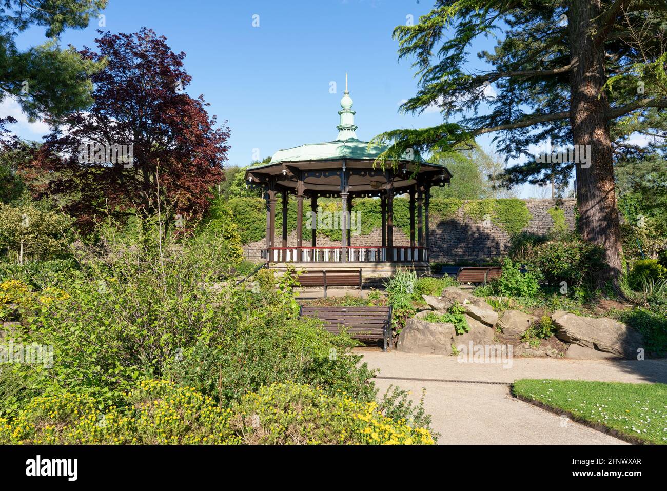 Bandstand in den herrlichen River Gardens neben Strutt's Mill am River Derwent in Belper Derbyshire, Großbritannien Stockfoto