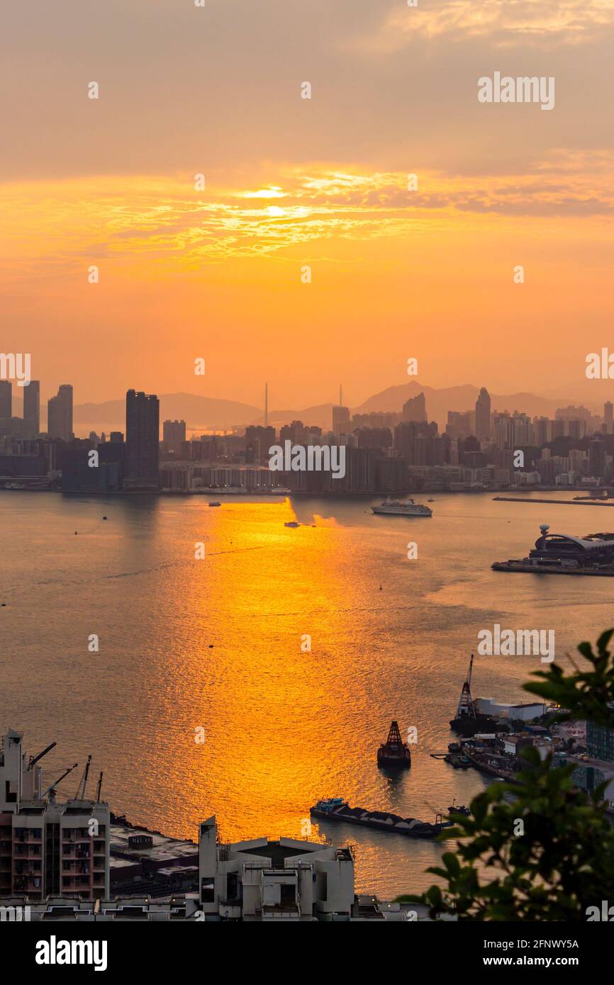 Sonnenuntergang in Hongkong mit brennenden Wolken. Stockfoto
