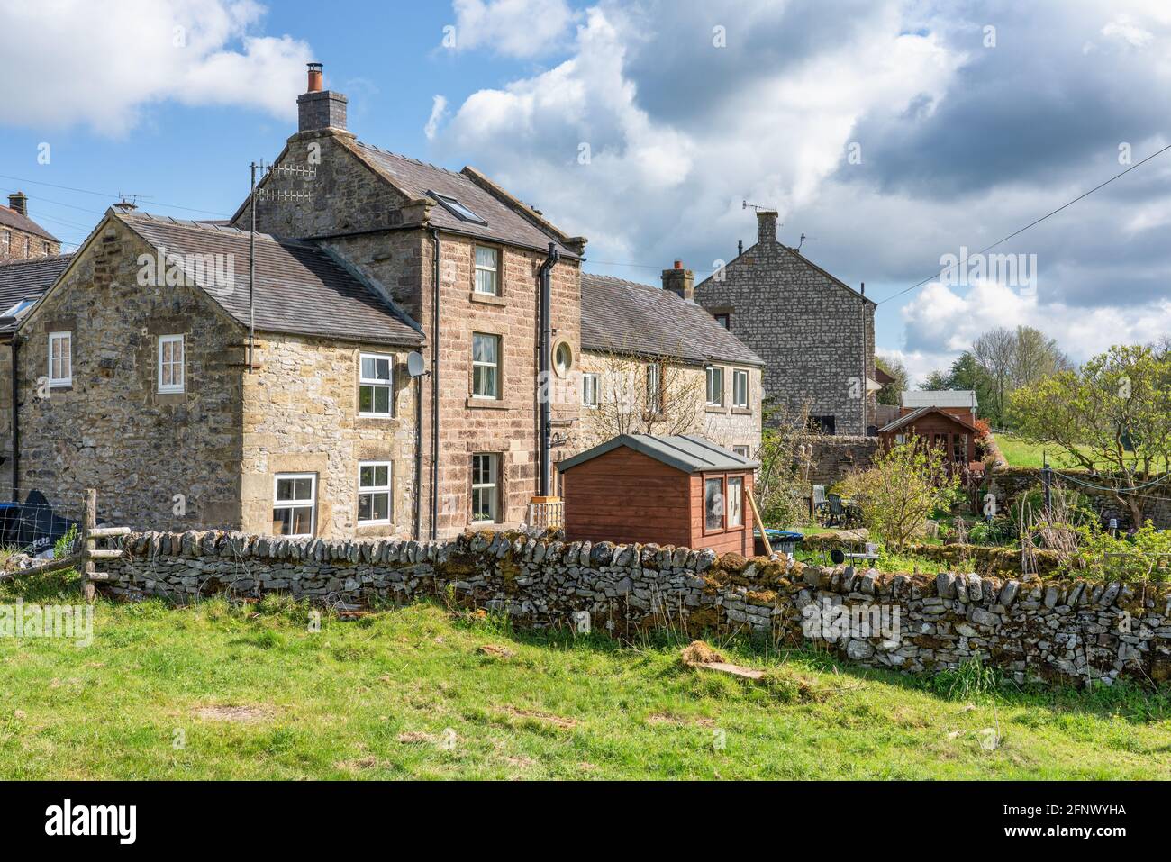 Steinhütten am Fluss Bradford im Dorf Youlgreave im Derbyshire Peak District in Großbritannien Stockfoto