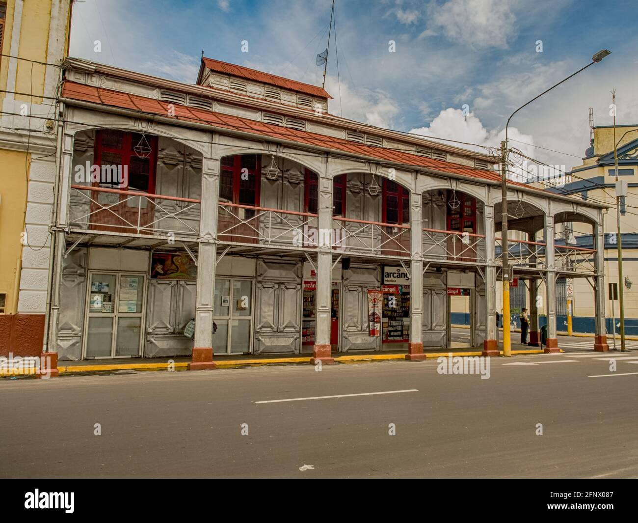 Iquitos, Peru - Mai 2016: La Casa de Fierro (das Eiserne Haus) in Iquitos, Plaza de Armas, Peru, Amazonien, Südamerika. Stockfoto