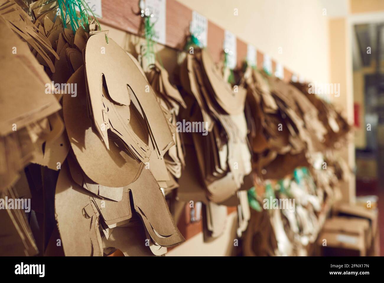 Nahaufnahme der Nähmuster für Details der Schuhe peg-Regal in der Schuhfabrik Stockfoto