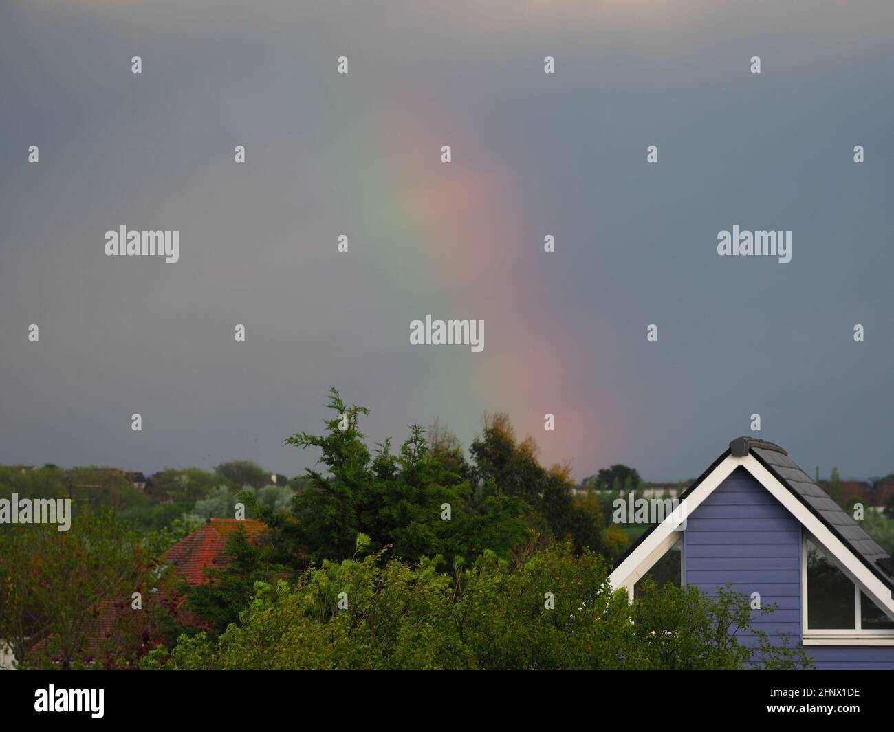 Sheerness, Kent, Großbritannien. Mai 2021. UK Wetter: Ein Regenbogen in Sheerness, Kent. Kredit: James Bell/Alamy Live Nachrichten Stockfoto