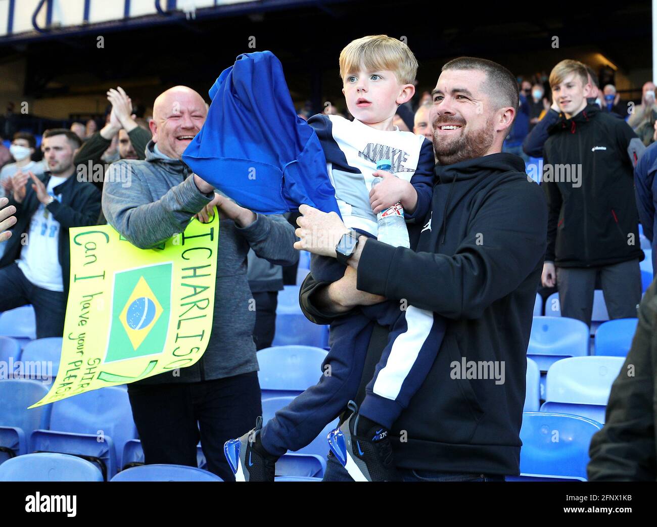 Ein junger Everton-Fan feiert mit Evertons Richarlison's (nicht abgebildet) Shirt nach dem letzten Pfiff während des Premier League-Spiels im Goodison Park, Liverpool. Bilddatum: Mittwoch, 19. Mai 2021. Stockfoto