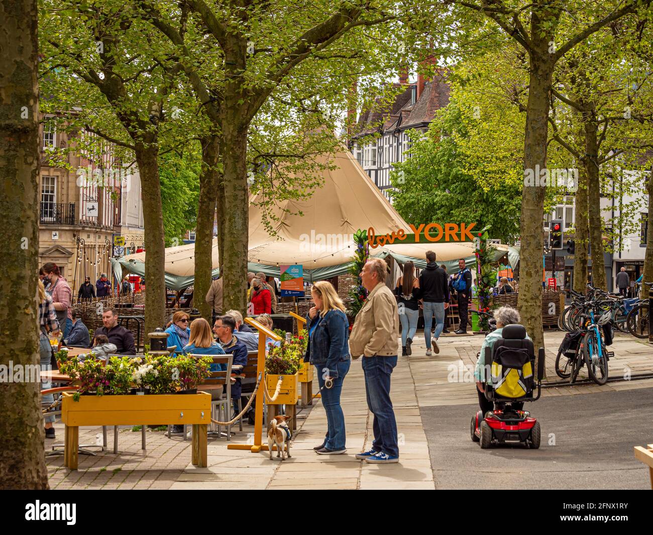 Parliament Street Sitzbereich im Freien mit Tipi in der Ferne.York. VEREINIGTES KÖNIGREICH Stockfoto