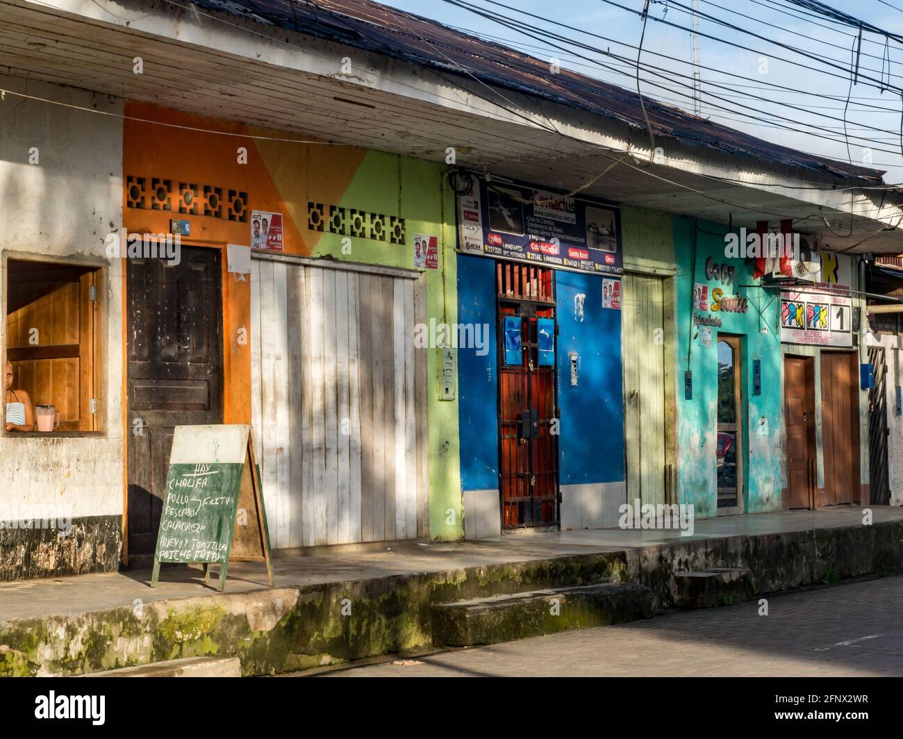 Caballococha, Peru - Mai 2016: Bunte Häuser in einer kleinen Stadt am Ufer des Amazonas, Amazonien, Peru, Südamerika Stockfoto