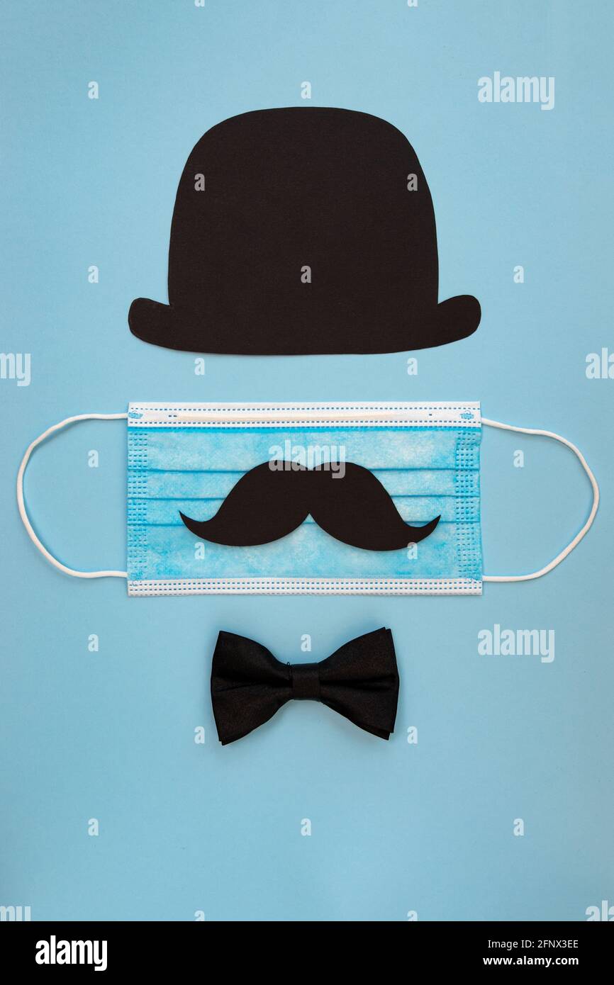 Happy Father Day Grußkarte und Schutzmaske mit Schnurrbart auf blauem Hintergrund, Concept Dads Tag in Quarantäne Stockfoto