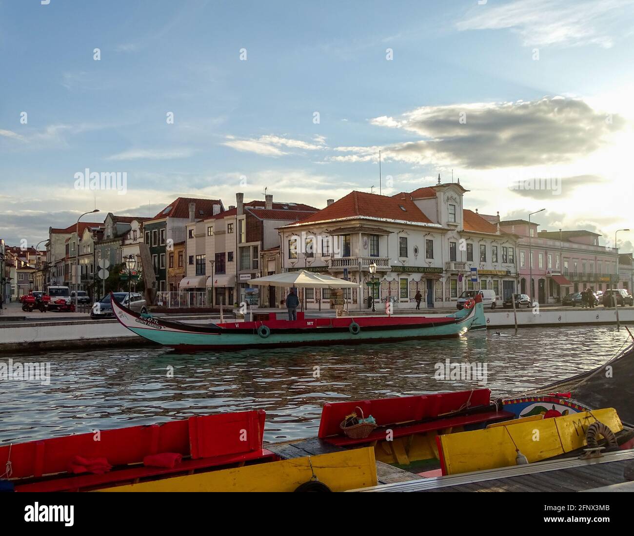 Besuch des Dorfes Aveiro in Portugal, Fluss mit Booten, tolles Reiseziel. Stockfoto