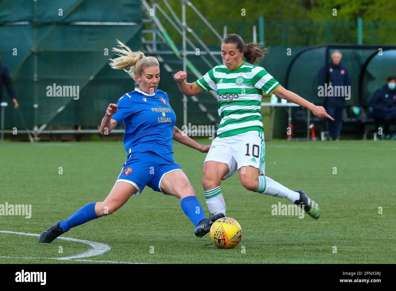 Kat Smart (#24) von Spartans FC Women stellt sich während der Scottish Building Society Scottish Women's Premier League 1 Fixture Celtic FC gegen Spartans FC, Celtic Training Facility, Lennoxtown, East Dunbartonshire, 19/05/2021 einer zeitgesteuerten Herausforderung gegen Lisa Robertson (#10) von Celtic Women FC www.Alamy.co.uk Stockfoto