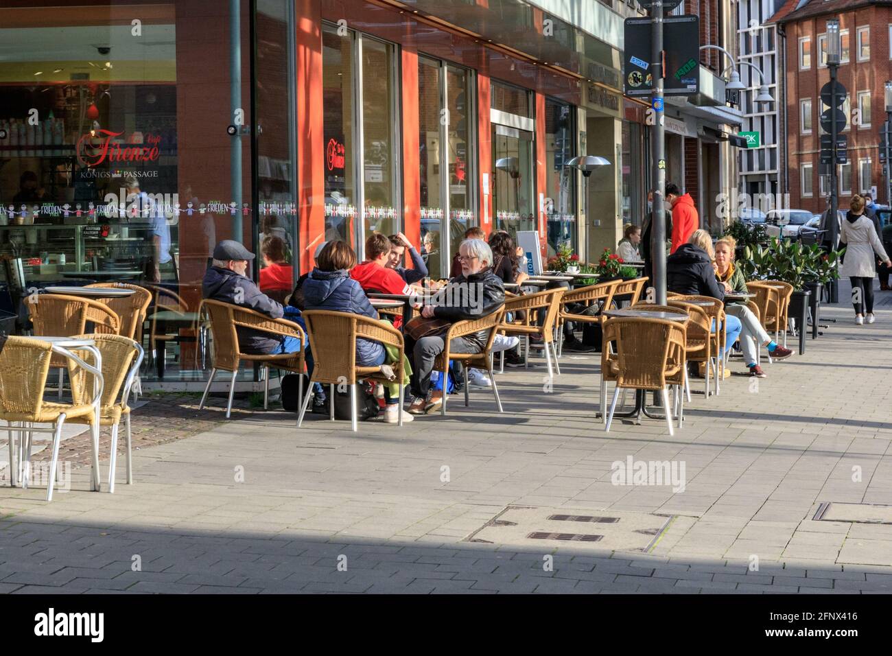 Münster, NRW, Deutschland. Mai 2021. Im Cafe Firenzin der Universitätsstadt Münster genießen die Menschen Eis und Getränke. Die Gastfreundlichkeit im Freien, einschließlich Cafés und Restaurants, darf nun in Deutschland eröffnet werden, wenn die Inzidenz pro 100.000 Menschen mindestens 5 Tage in Folge in einzelnen Städten oder Gemeinden unter 100 bleibt. Die mittelgroße, relativ wohlhabende Stadt Münster hat während der gesamten Pandemie relativ niedrige Inzidenzraten erlebt und liegt mit derzeit 16.5/100.000 deutlich unter der durchschnittlichen Inzidenzrate von 72 in Deutschland. 8. Kredit: Imageplotter/Alamy Live Nachrichten Stockfoto