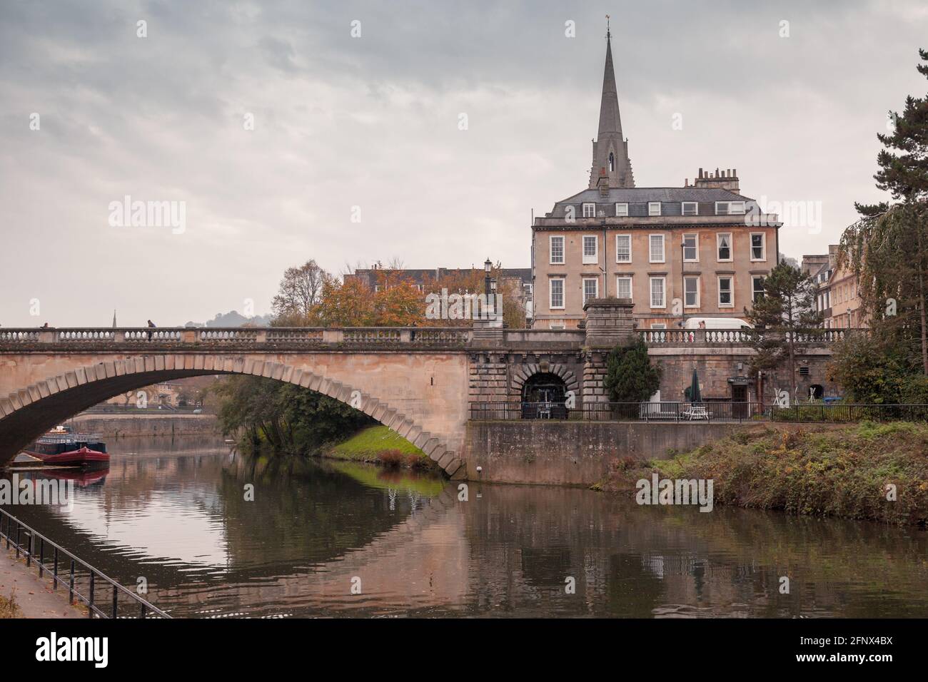 Bath, Somerset. Vereinigtes Königreich. Blick auf die Altstadt mit der St. John the Evangelist Church und der Bogenbrücke über den Fluss Avon Stockfoto