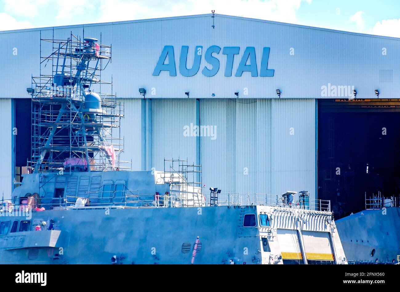 Die USS Canberra (LCS 30), ein Küstenkampfschiff, ist am 14. Mai 2021 in Mobile, Ala, in der Schiffsproduktionsanlage von Austal USA auf dem Mobile River angedockt Stockfoto