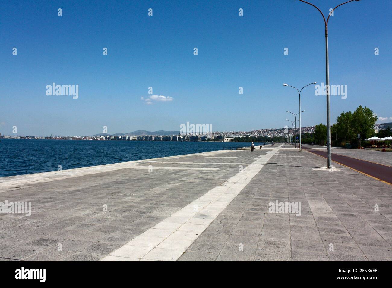Küste mit Radweg in Thessaloniki, Griechenland. Stockfoto