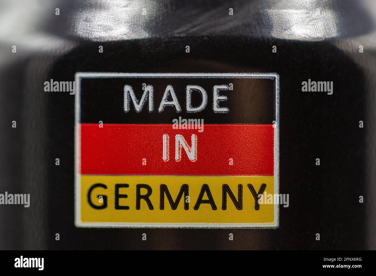 Die in Deutschland hergestellte Inschrift auf dem Hintergrund der Farben der deutschen Flagge Nahaufnahme Stockfoto
