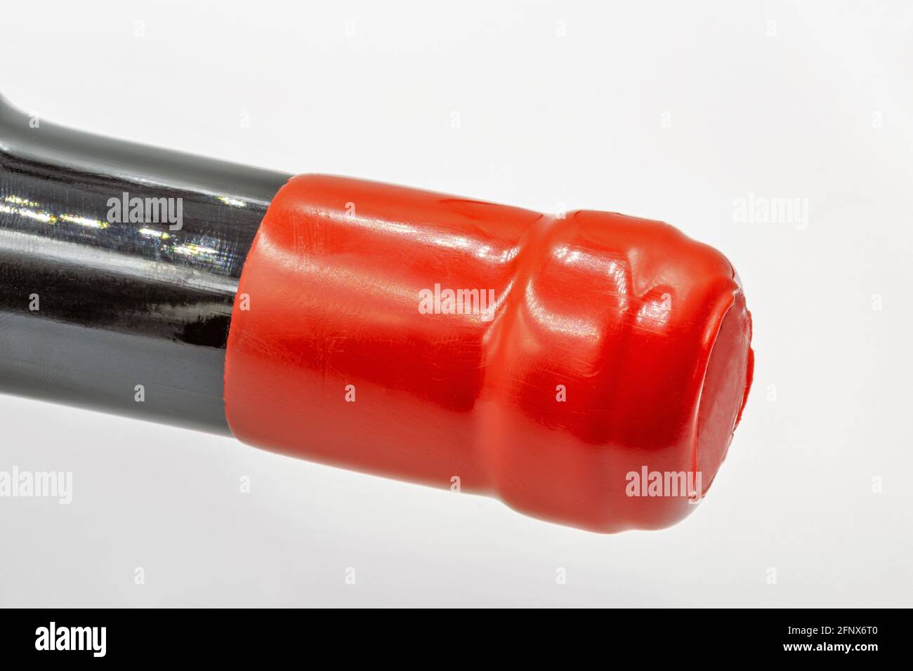 Roter Plastikstopfen auf einem Makro mit Weinflaschenhalsausschnitt Stockfoto