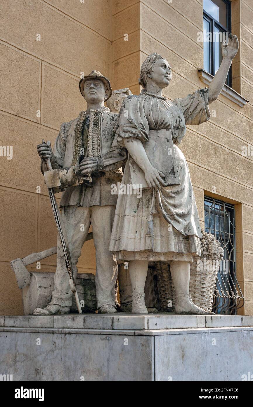 Die alte sowjetische Statue der Frau und der hutsul-Bauern. Skulpturen des Proletariats in der Nähe des Eingangs zum Bahnhof Mukatschewo, Ukraine. Stockfoto