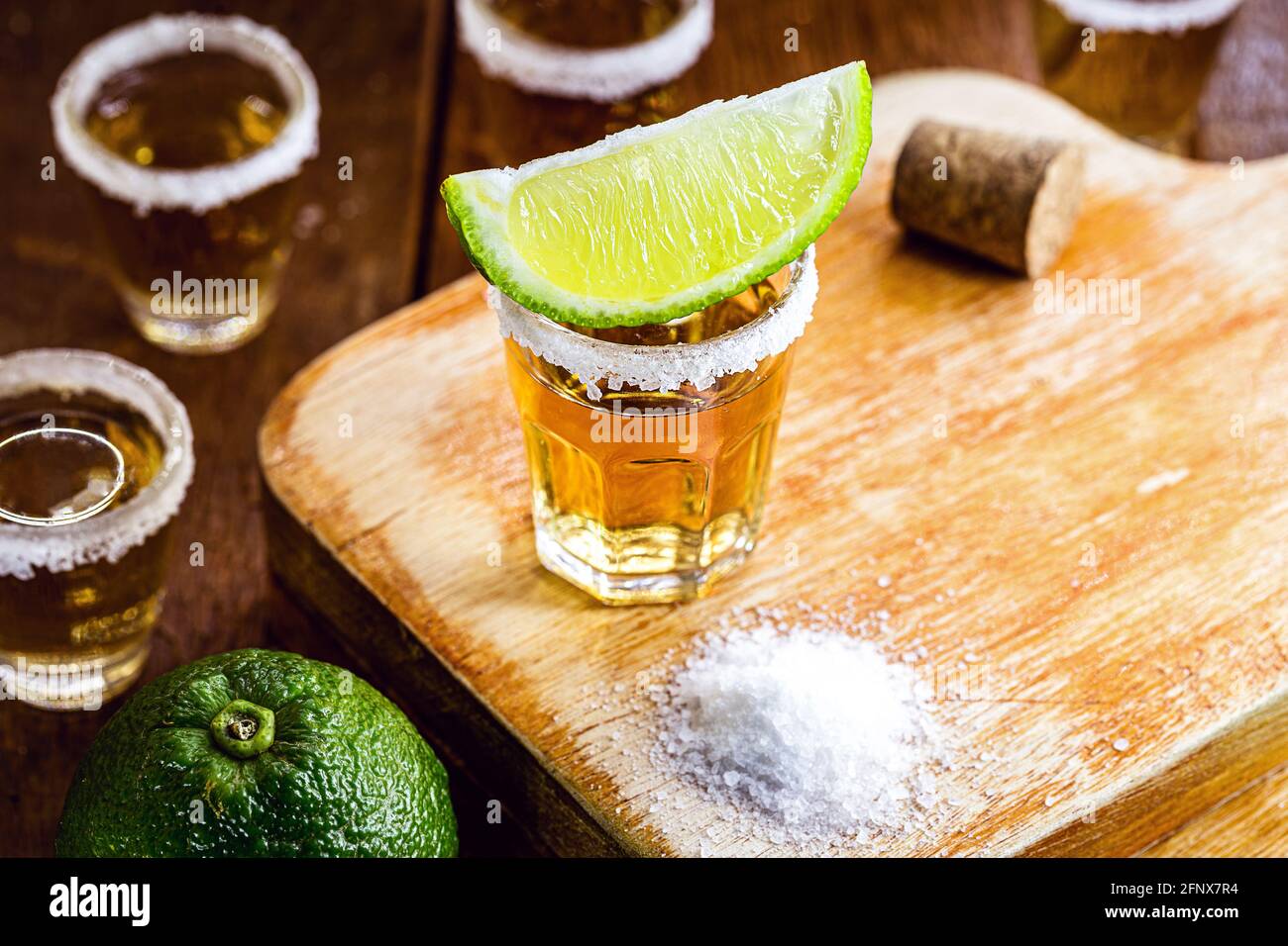 Detail des Tequila-Getränks, mit einem speziellen Fokus auf die Zitrone. Typisches Getränk aus Mexiko. Stockfoto