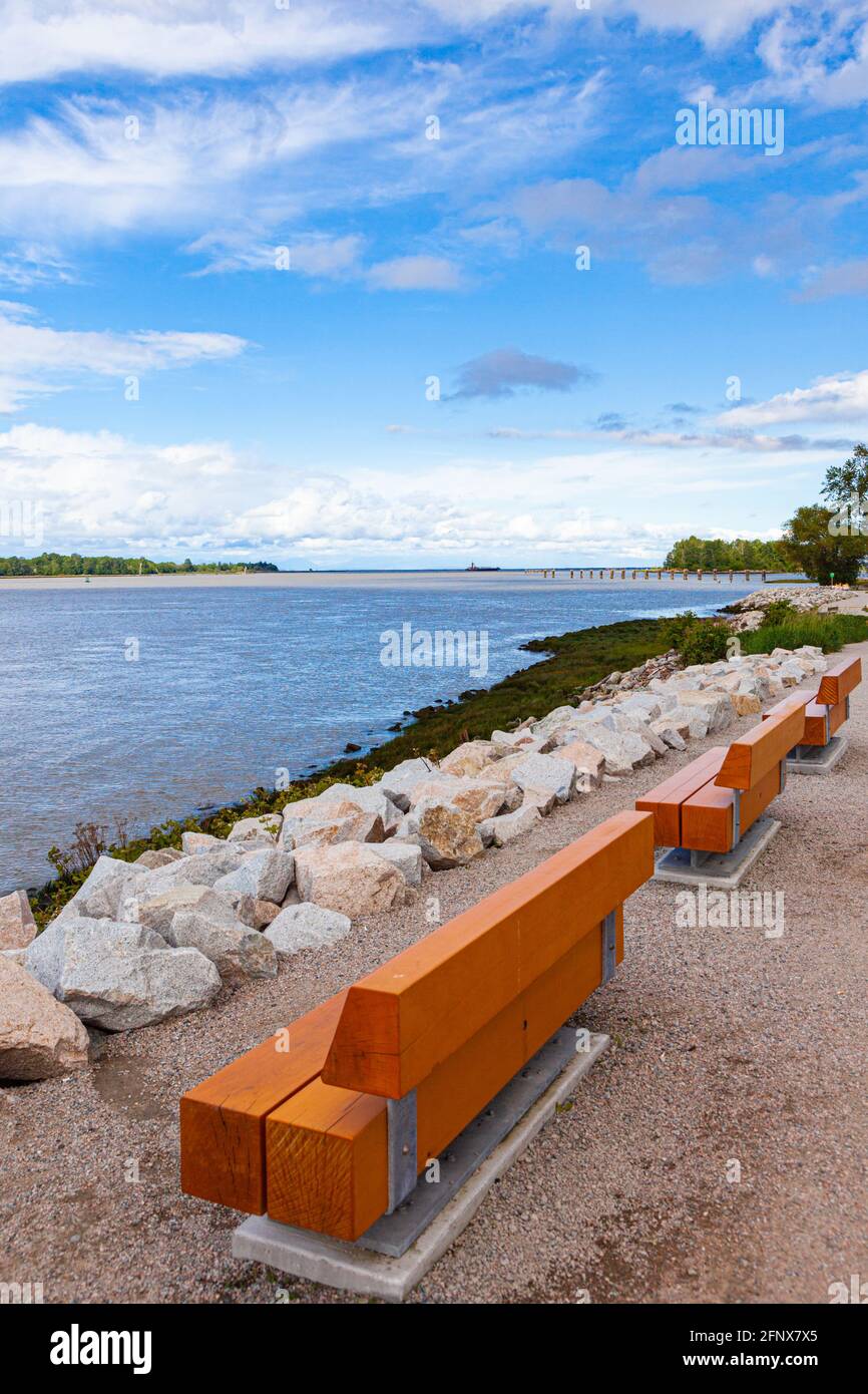 Aktualisierte Hochwasserschutzdeichkonstruktion mit neuen Bänken in der Nähe von Steveston British Columbia, Kanada Stockfoto