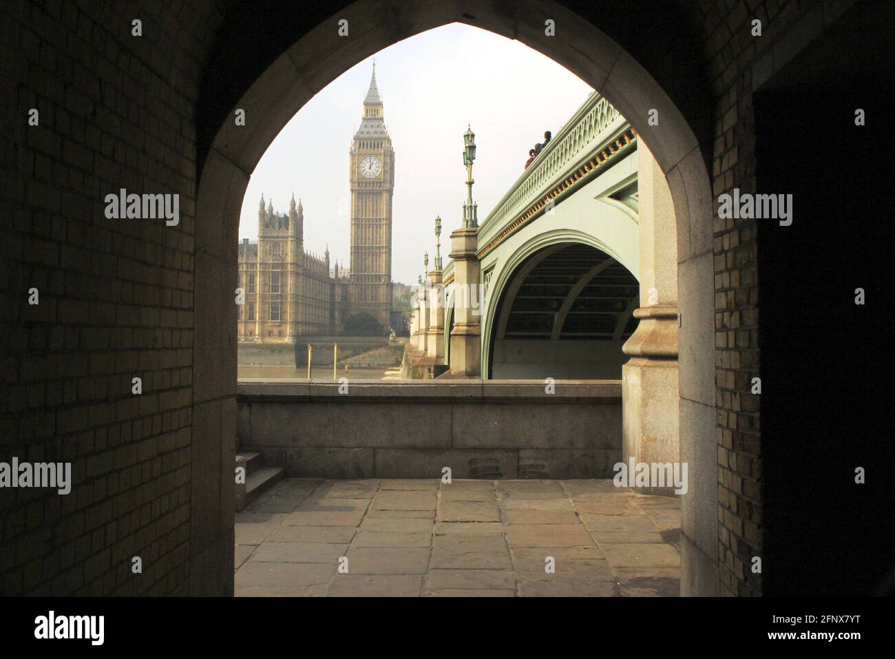 Alter Steinbogen mit Blick auf Big Ben, Houses of Parliament und Westminster Bridge Stockfoto