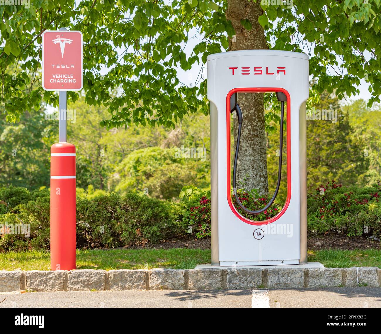 Ladestation für Elektrofahrzeuge von Telsa in Water Mill, NY Stockfoto