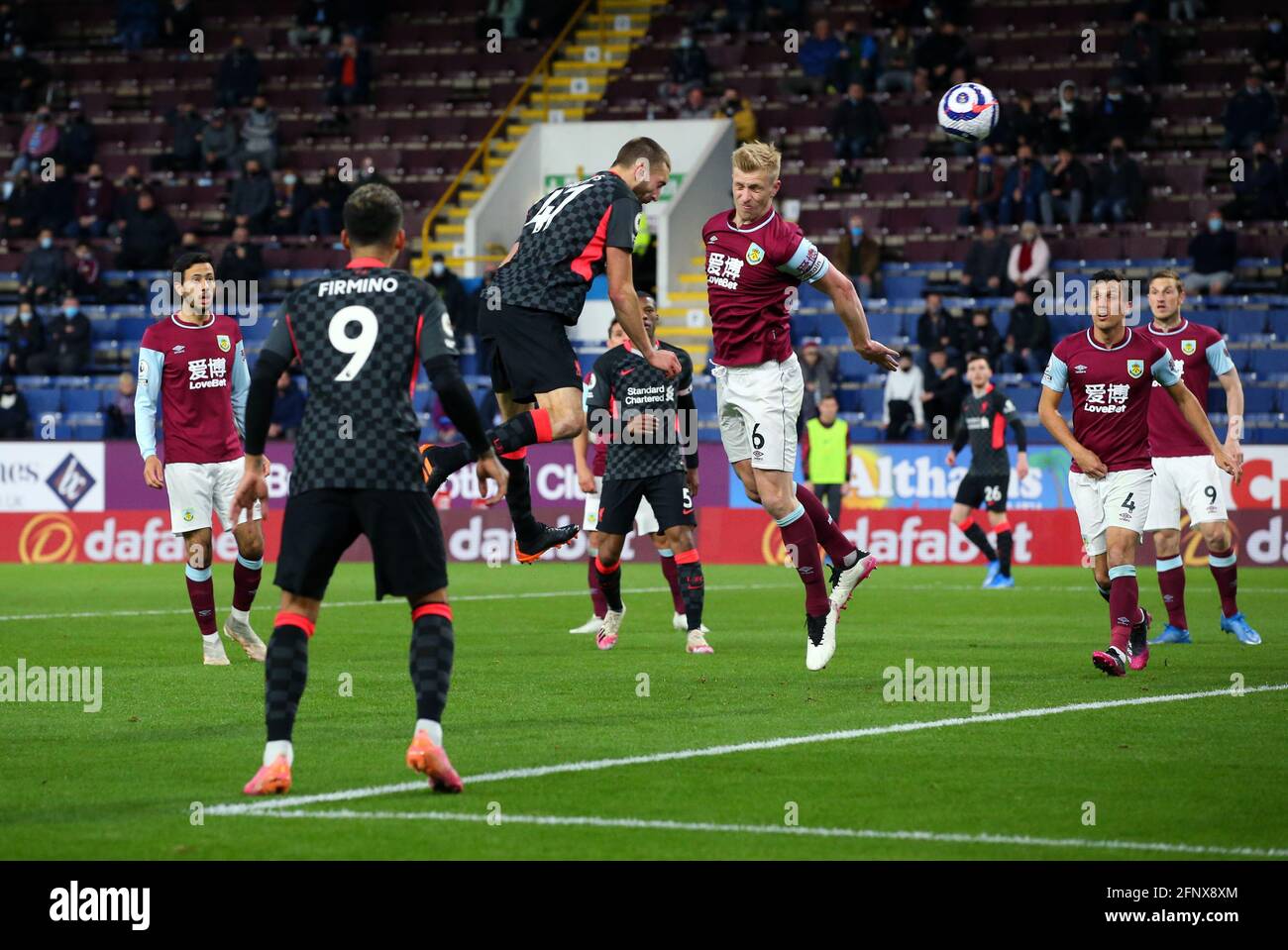 Nathaniel Phillips aus Liverpool erzielt das zweite Tor des Spiels während des Spiels in der Premier League in Turf Moor, Burnley. Bilddatum: Mittwoch, 19. Mai 2021. Stockfoto