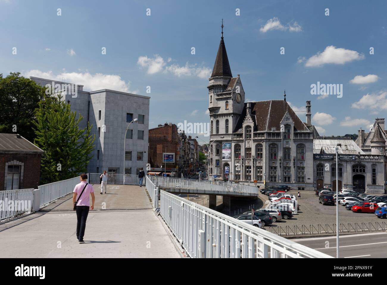 La passerelle Saucy et la Grand poste de Liège, Belgien Stockfoto