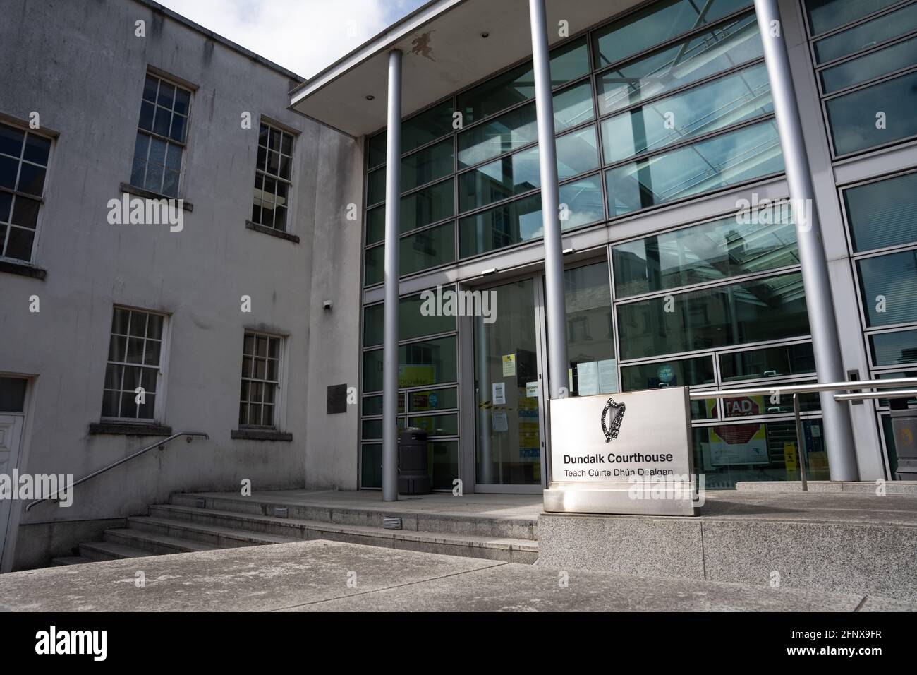 Dundalk, County Louth, Irland, 14. Mai 2021. Eingang zum Dundalk Courthouse, wo Bezirks- und Kreisgerichte abgehalten werden Stockfoto