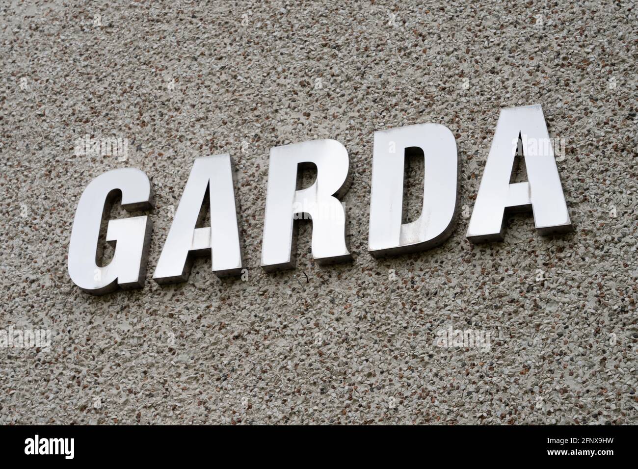 Drogheda, County Louth, Irland, 14. Mai 2021. Garda-Schild an der Vorderseite des Bahnhofs Drogheda Garda. Lokale Polizeiwache Stockfoto