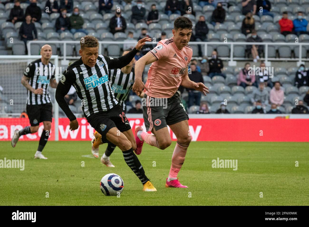 Newcastle, Großbritannien. 19. Mai 2021; St James Park, Newcastle, Tyne and Wear, England; English Premier League Football, Newcastle United gegen Sheffield United; Dwight Gayle von Newcastle United geht nach links, als er die Verteidigung von Sheffield angreift Credit: Action Plus Sports Images/Alamy Live News Stockfoto