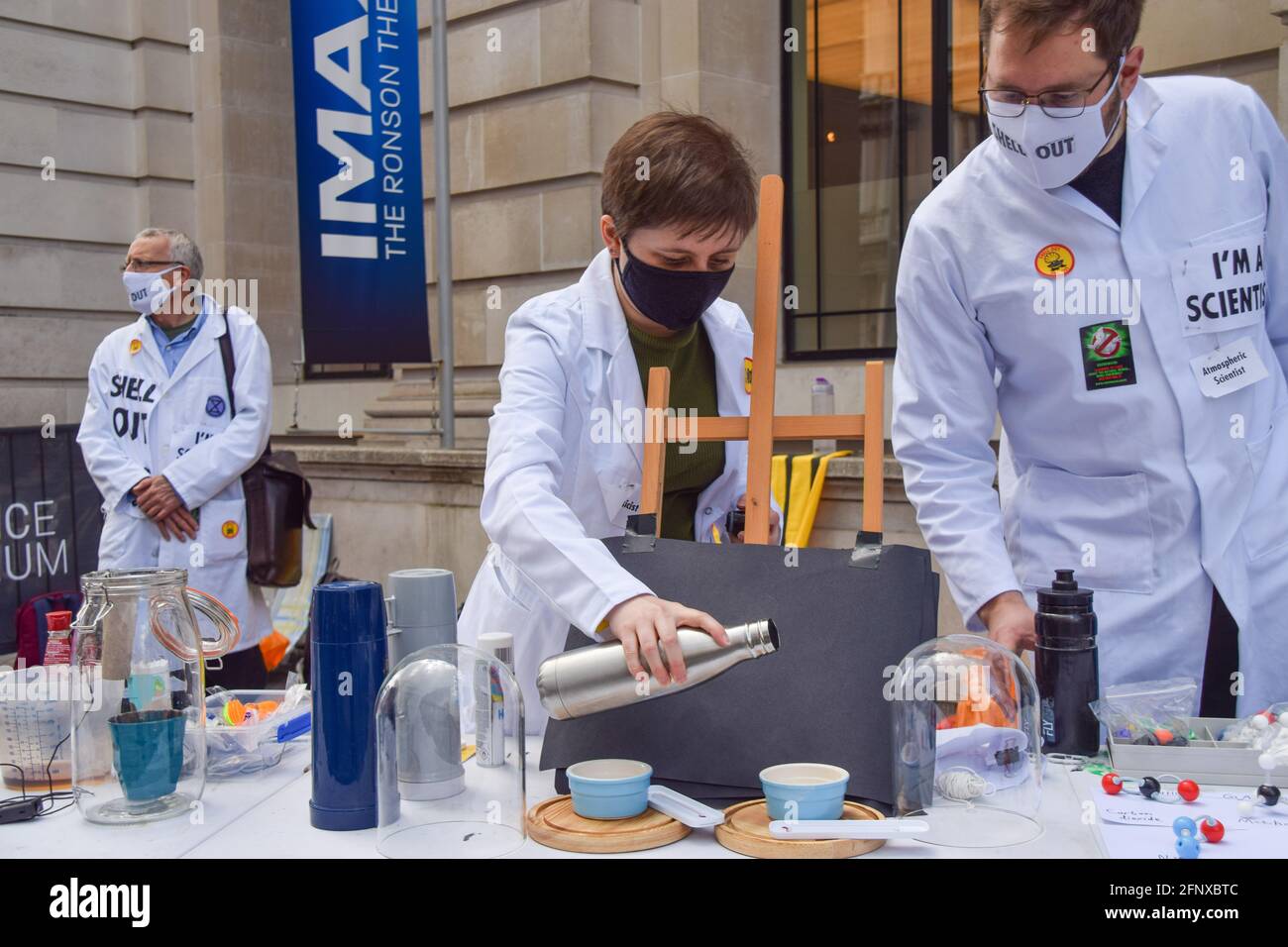 London, Großbritannien. Mai 2021. Während des Protestes zeigten Wissenschaftler die Wissenschaft hinter fossilen Brennstoffen und dem Klimawandel vor dem Science Museum in South Kensington.Demonstranten und Wissenschaftler versammelten sich sowohl innerhalb als auch außerhalb des Science Museums, um gegen die Schirmherrschaft des Ölgiganten Shell für die Ausstellung zum Klimawandel unseres Zukunftsplaneten zu demonstrieren. Kredit: SOPA Images Limited/Alamy Live Nachrichten Stockfoto