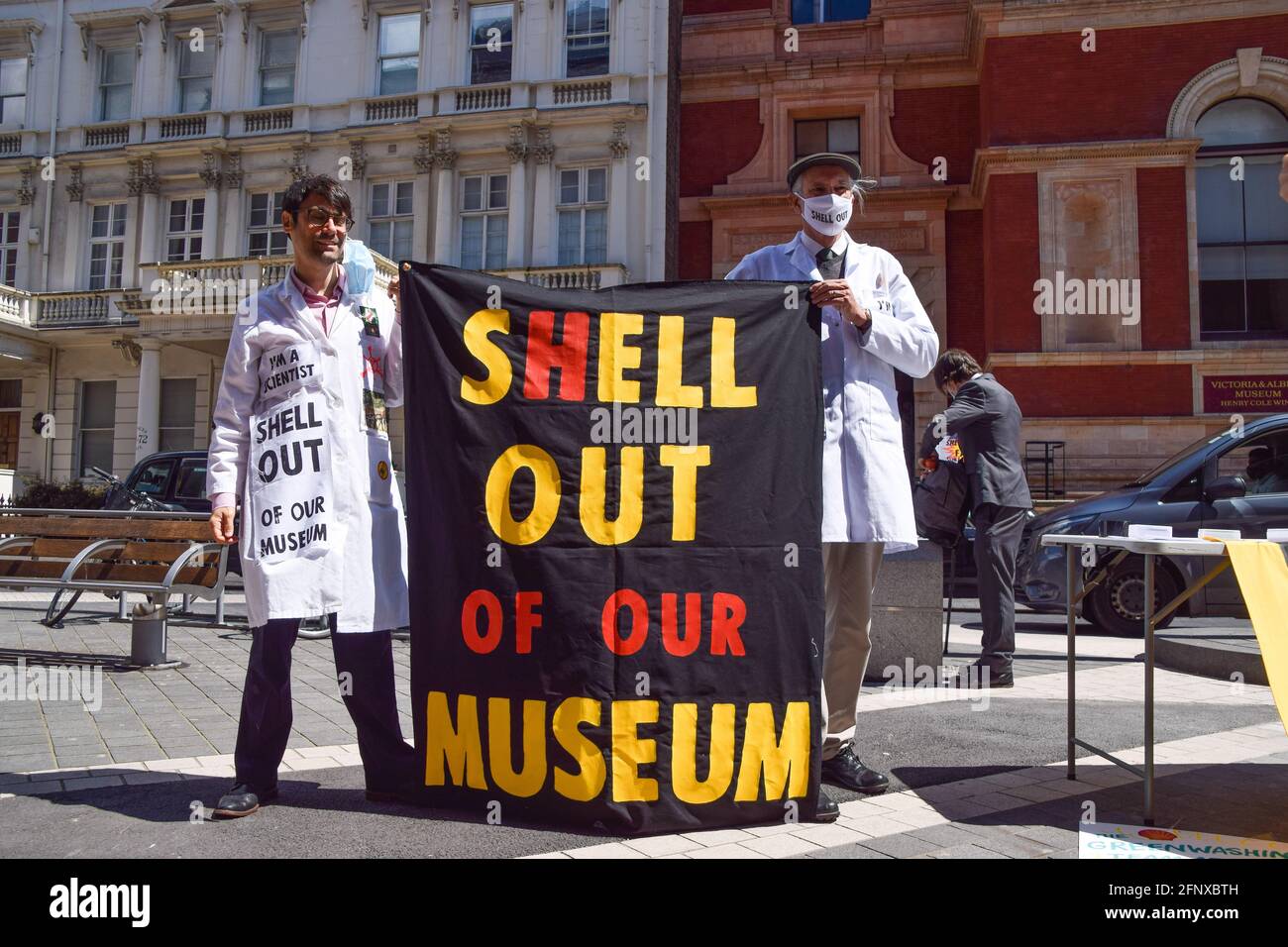 London, Großbritannien. Mai 2021. Vor dem Science Museum in South Kensington protestierten Wissenschaftler mit einem Transparent.Demonstranten und Wissenschaftler versammelten sich sowohl innerhalb als auch außerhalb des Science Museums, um gegen die Unterstützung des Ölgiganten Shell für die Ausstellung zum Klimawandel unseres Zukunftsplaneten zu demonstrieren. Kredit: SOPA Images Limited/Alamy Live Nachrichten Stockfoto