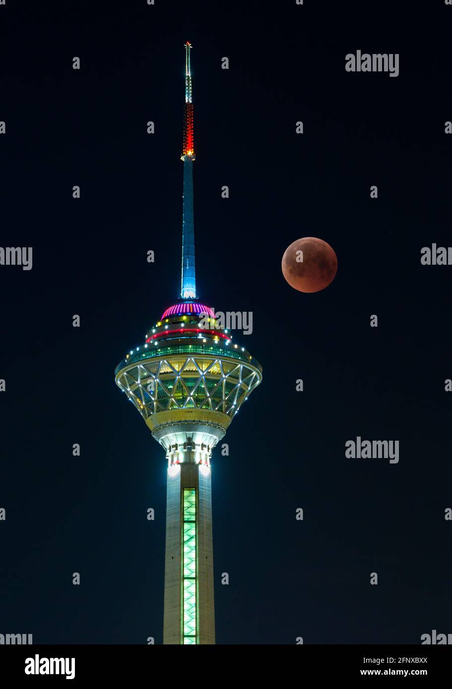 Die längste Sonnenfinsternis des 21. Jahrhunderts in Teheran neben dem Milad Tower. Stockfoto