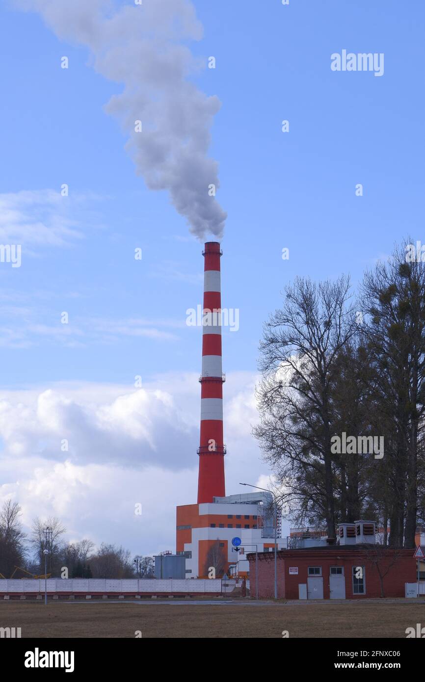 Der Fabrikschornstein gibt giftigen Rauch ab. Konzept für die Umweltsicherheit. Stockfoto