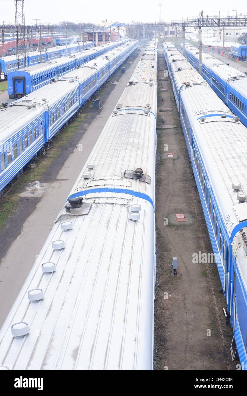 Personenzug, der am Bahnhof geparkt ist, Draufsicht. Stockfoto