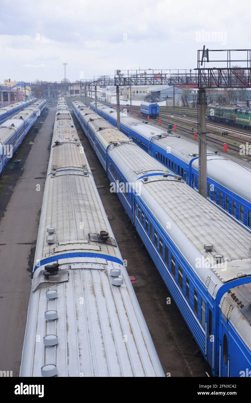 Personenzug, der am Bahnhof geparkt ist, Draufsicht. Stockfoto
