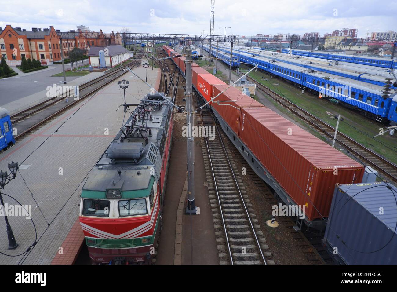 Personenzug, der am Bahnhof geparkt ist, Draufsicht. Lokomotive und Güterzug. Stockfoto
