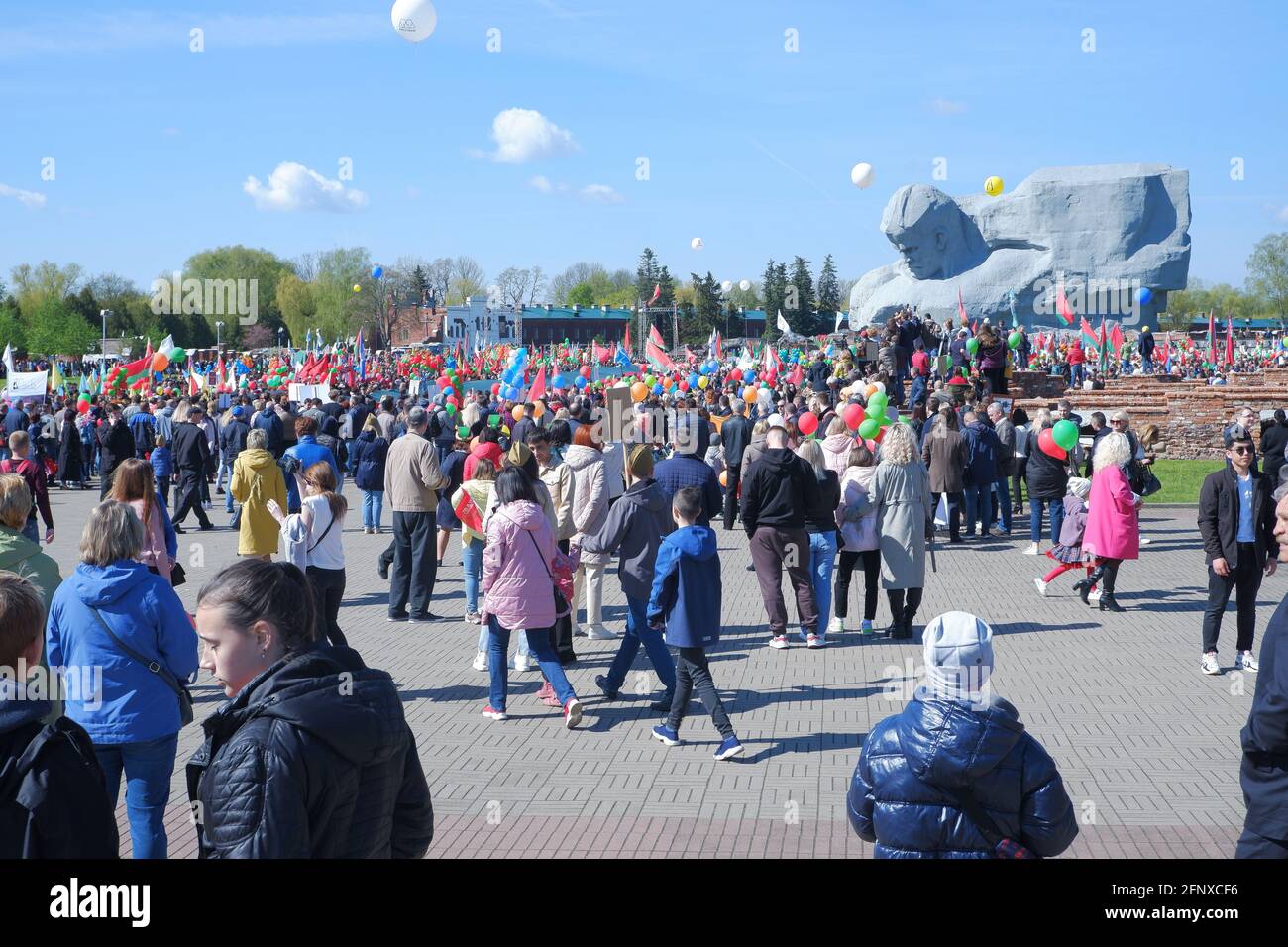 Parade und Demonstration von Zivilisten in der Festung Brest am 9. Mai. Stockfoto