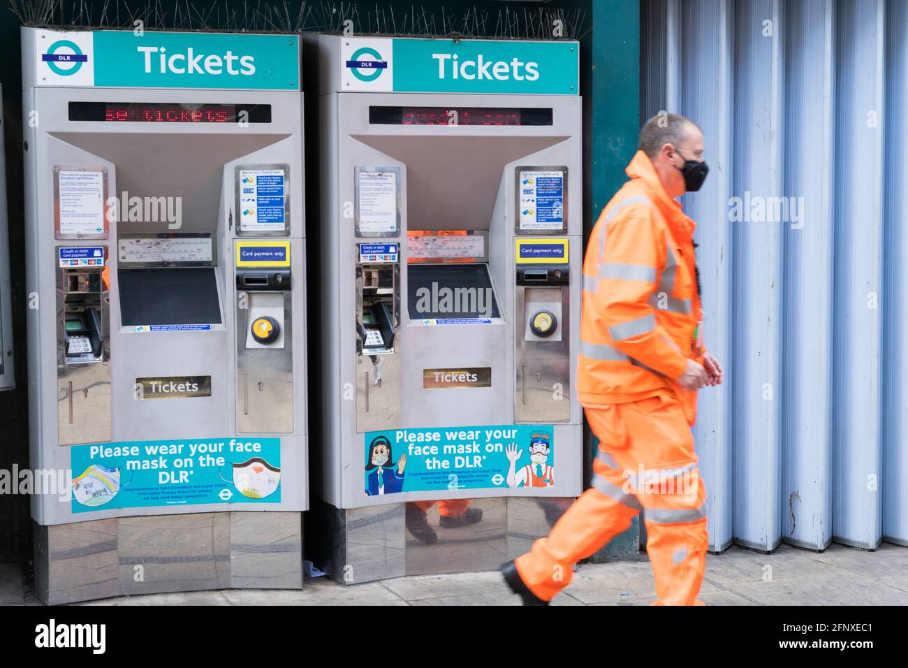 Man fährt Fahrkarte vom automatischen Fahrkartenautomaten am Dock Light Railway Station Curry Sark, greenwich, London, England Stockfoto
