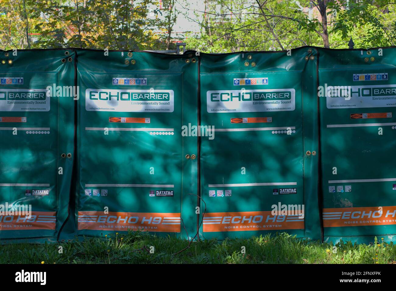 Echo Barrier - akustische Barriere entlang des Radweges, um den Klang der Bauarbeiten auf der Trillium-Linie Expansion zu blockieren. Ottawa, Ontario, Kanada. Stockfoto
