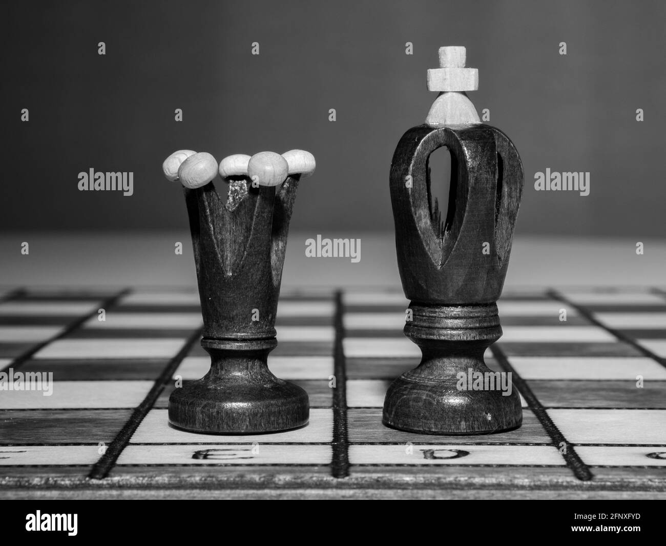 Schwarz-Weiß-Foto von König und Königin Schachfiguren. Stockfoto