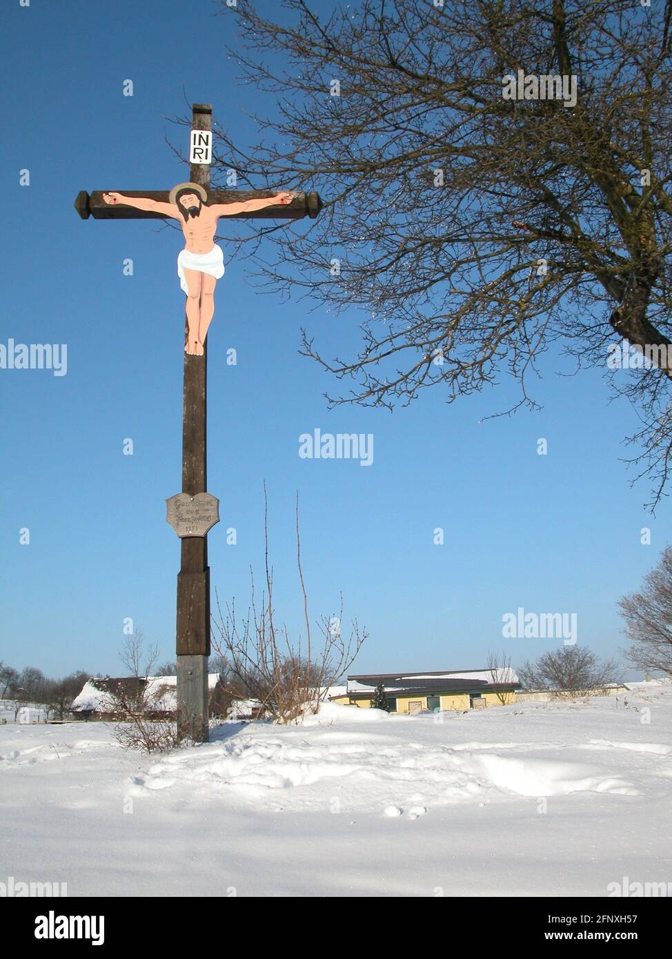 Kruzifix im Winter, Österreich, Niederösterreich, Maisbirbaum Stockfoto