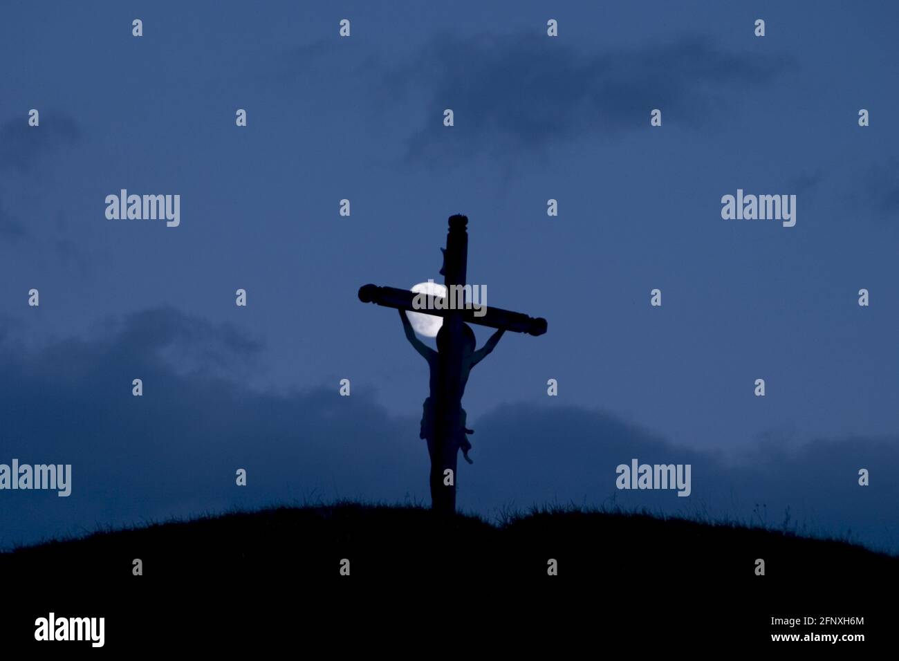Kruzifix bei Vollmond Stockfoto