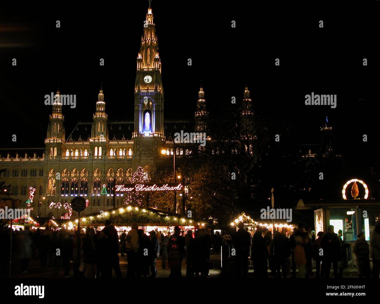 Weihnachtsmarkt vor dem Wiener Rathaus bei Nacht, Österreich, Wien