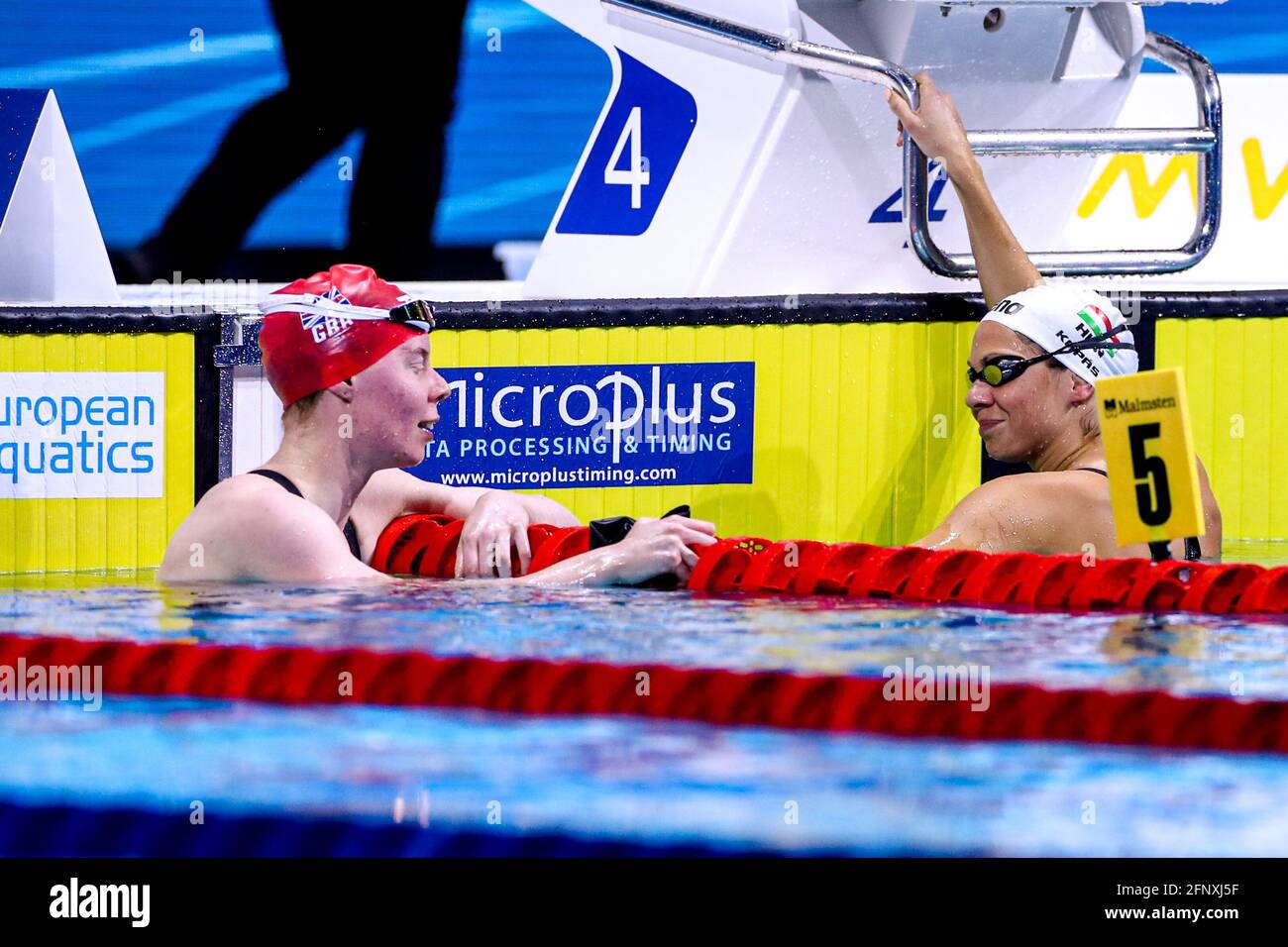 BUDAPEST, UNGARN - 19. MAI: Laura Kathleen Stephens aus Großbritannien, Boglarka Kapas aus Ungarn im Halbfinale der Frauen mit 200 m Schmetterlingen während der len-Europameisterschaft im Schwimmsport in der Duna Arena am 19. Mai 2021 in Budapest, Ungarn (Foto von Marcel ter Bals/Orange Picles) Kredit: Orange Pics BV/Alamy Live News Stockfoto