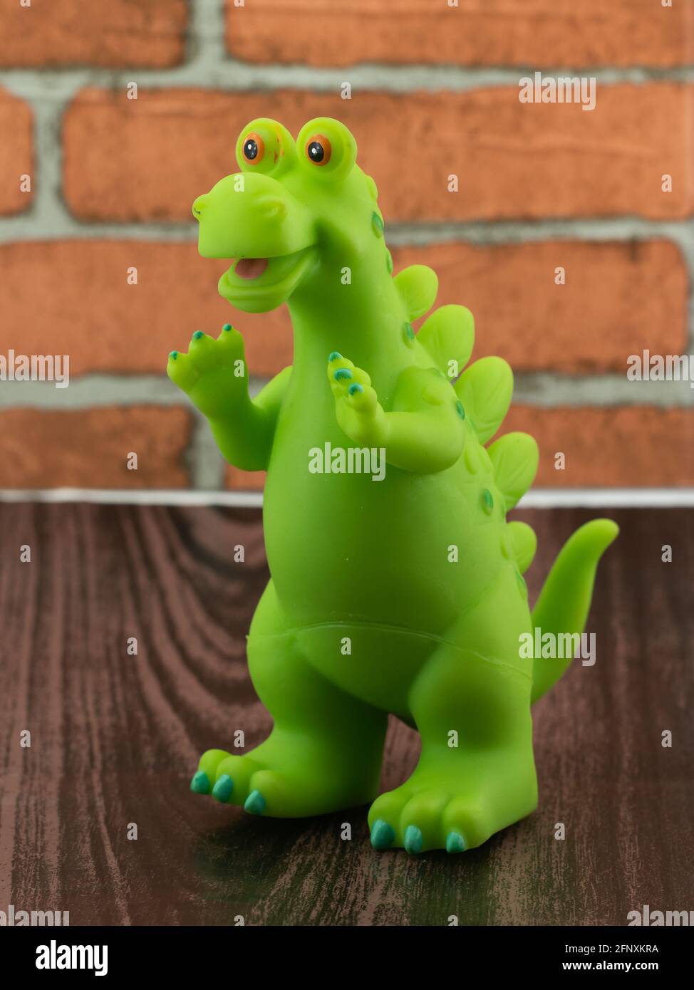 Grüner Gummi Spielzeug Dinosaurier Stockfoto