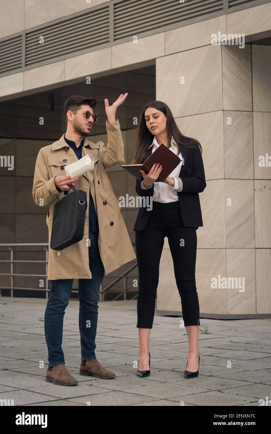 Zwei Geschäftsleute sprechen über den Plan für das Unternehmen, Outdoor Stockfoto