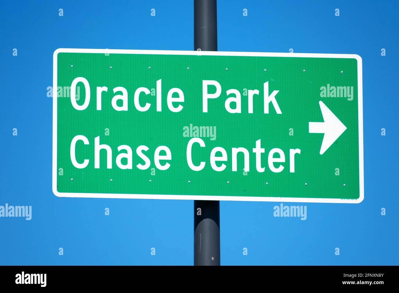 Das Straßenschild des Oracle Park Chase Center führt Besucher zu den Sport- und Unterhaltungsorten - San Francisco, Kalifornien, USA - 2021 Stockfoto