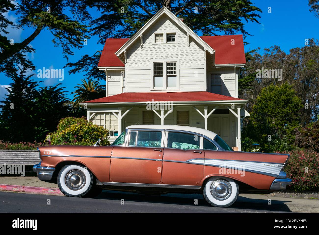 Classic 1957 Chevrolet Bel Air viertürige Limousine geparkt Auf der Straße vor der eklektischen Queen Anne Architektur Historisches Gebäude im Stil - San Fran Stockfoto