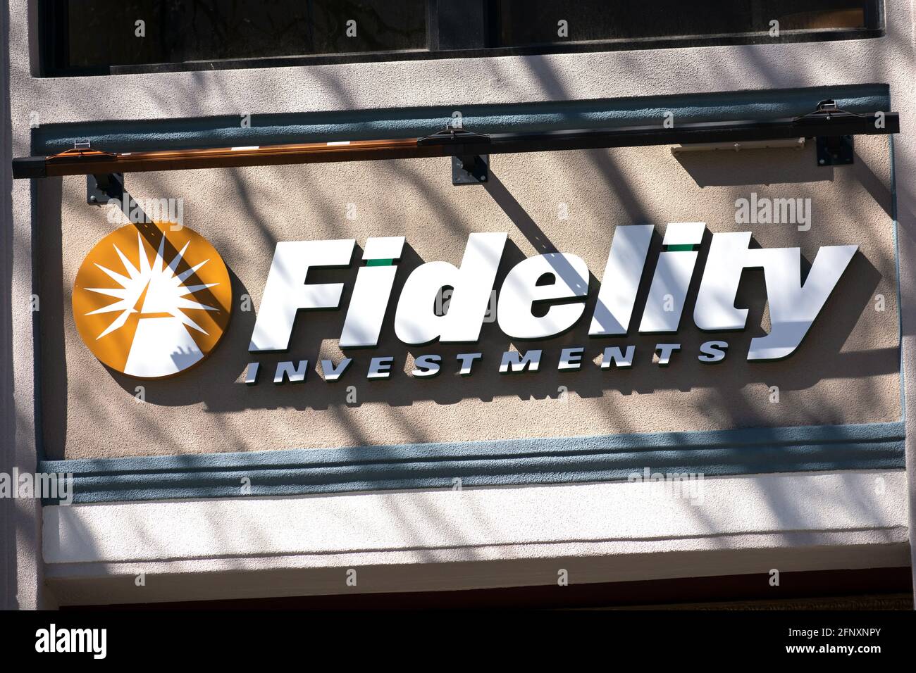 Fidelity Investments-Zeichen, Logo auf der Außenfassade eines Finanzdienstleistungsunternehmens. - Palo Alto, Kalifornien, USA - 2021 Stockfoto